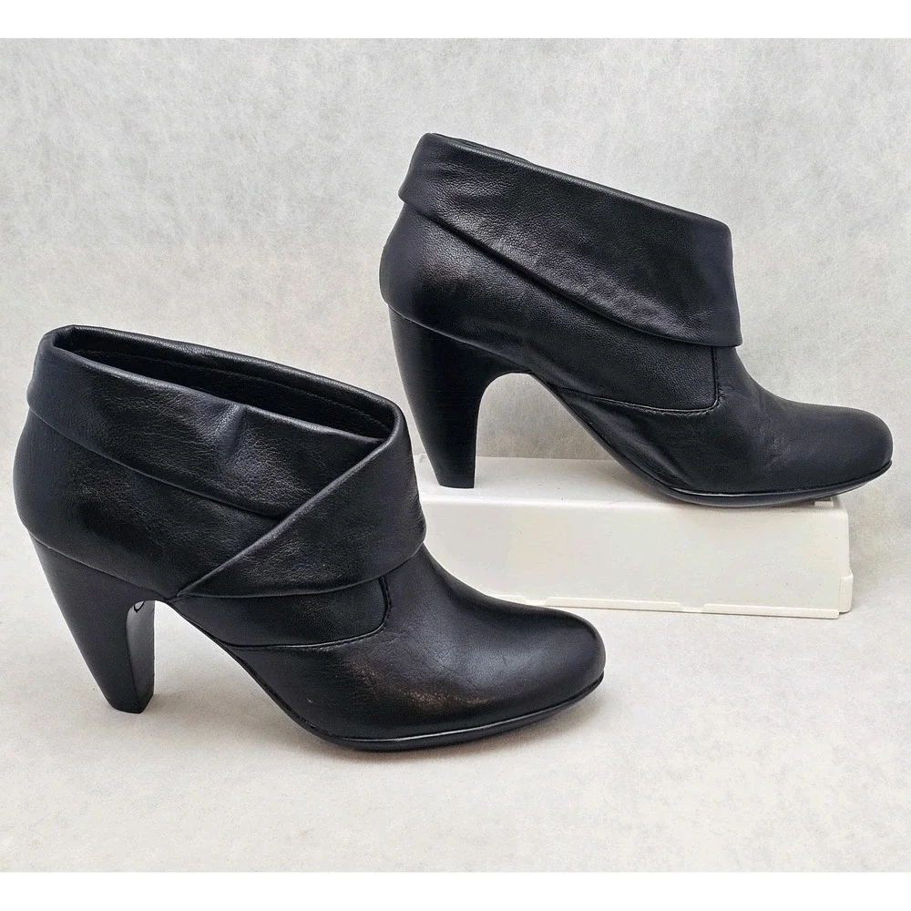 NWOB Sofft Freeda Black Leather Foldover  Slip On Heeled Ankle Booties  Sz 9.5